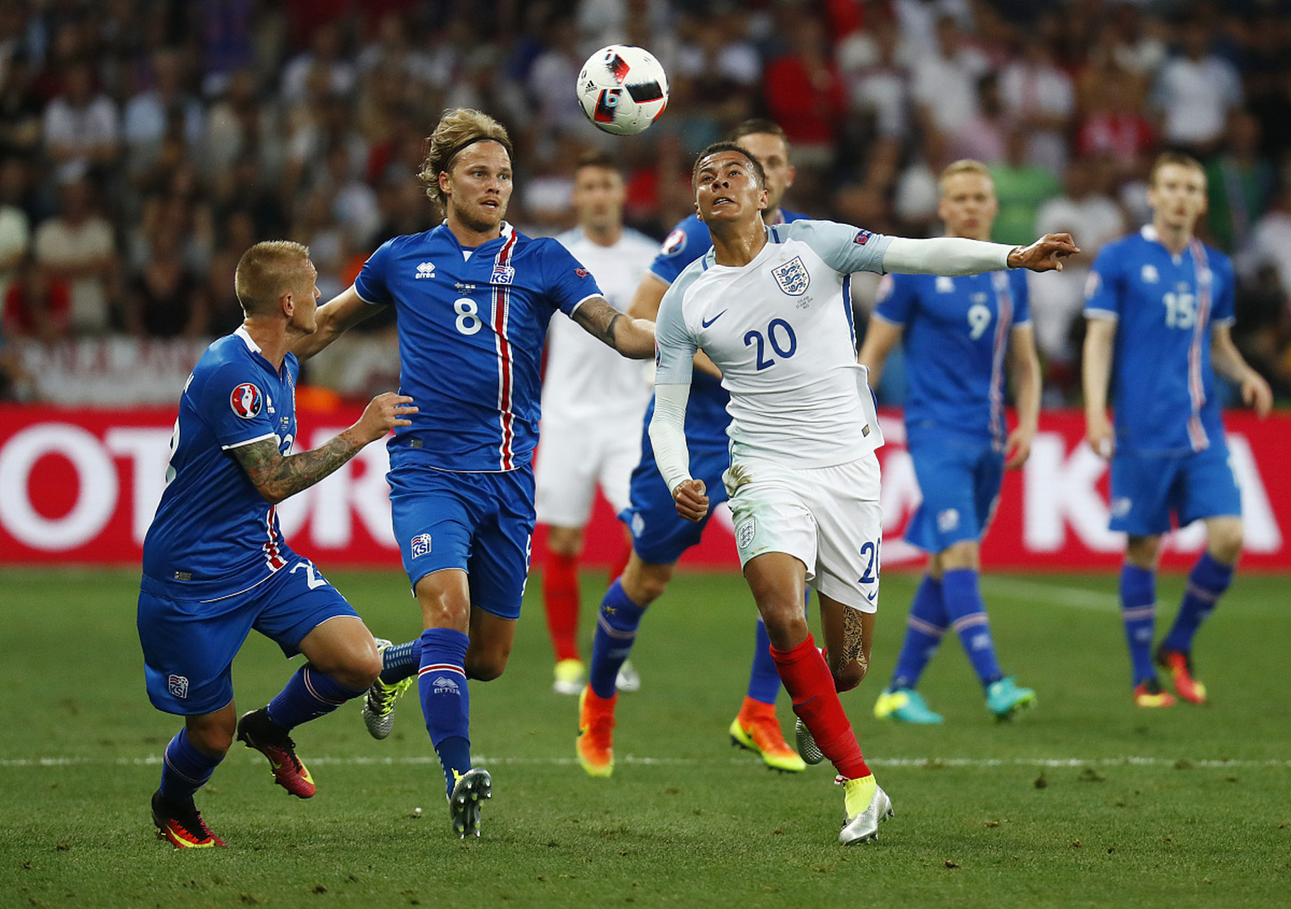 英格兰vs波兰：激战即将开启，强弱对决的简单介绍