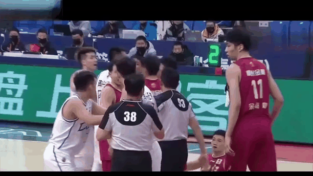 热门球队实力碾压对手，引来无数球迷热议的简单介绍