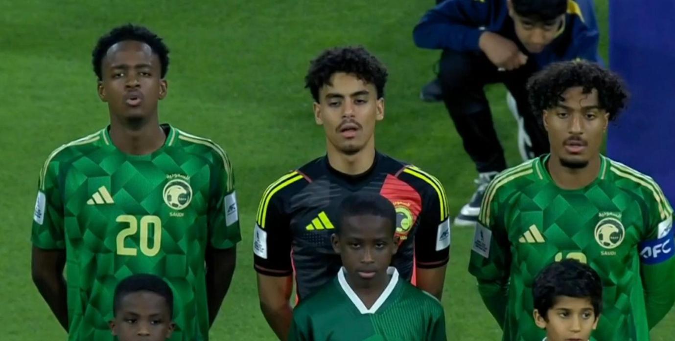 东道主球队踢出冷门，晋级决赛！