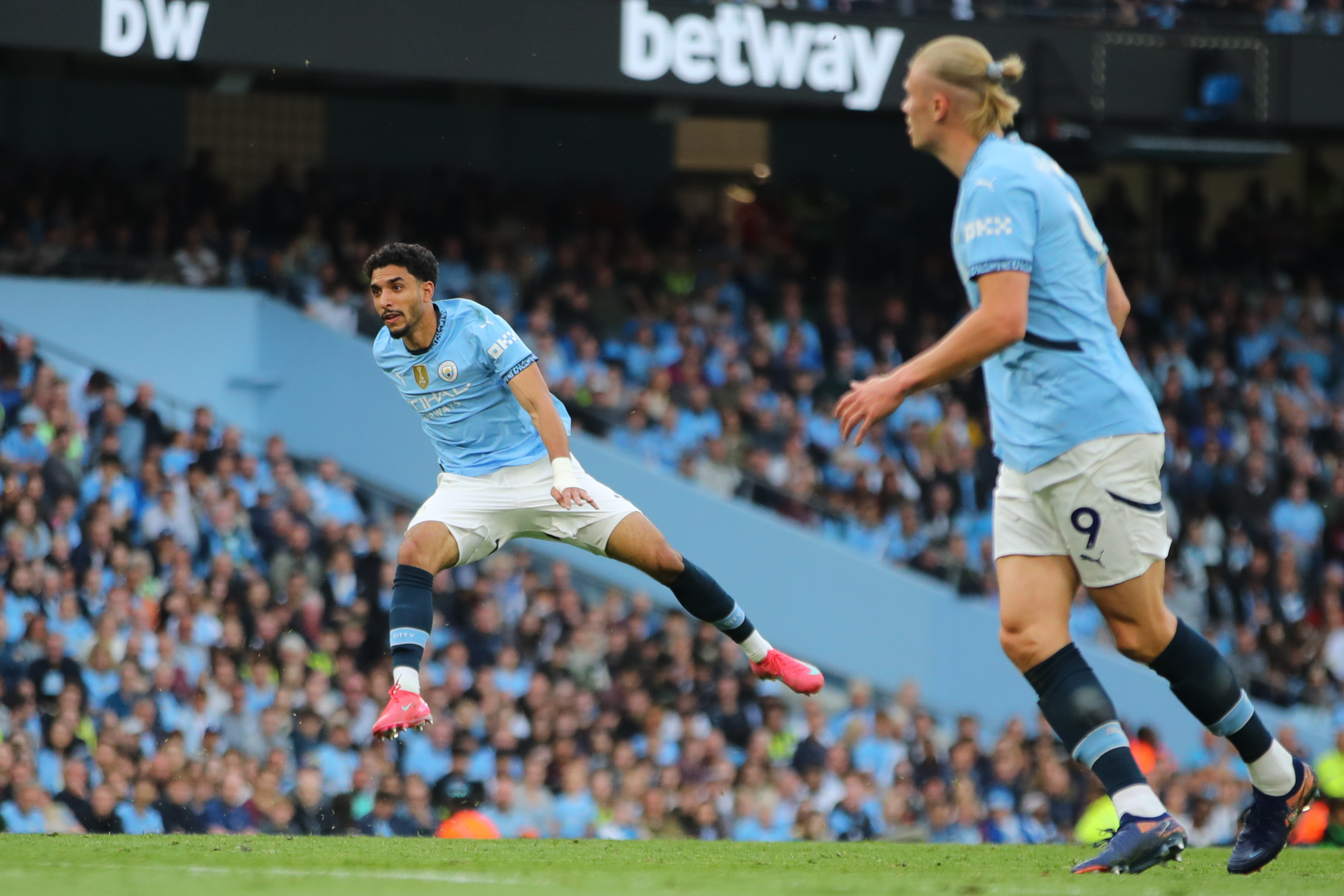 包含伯恩茅斯战绩欠佳，英超保级之路满是坎坷的词条