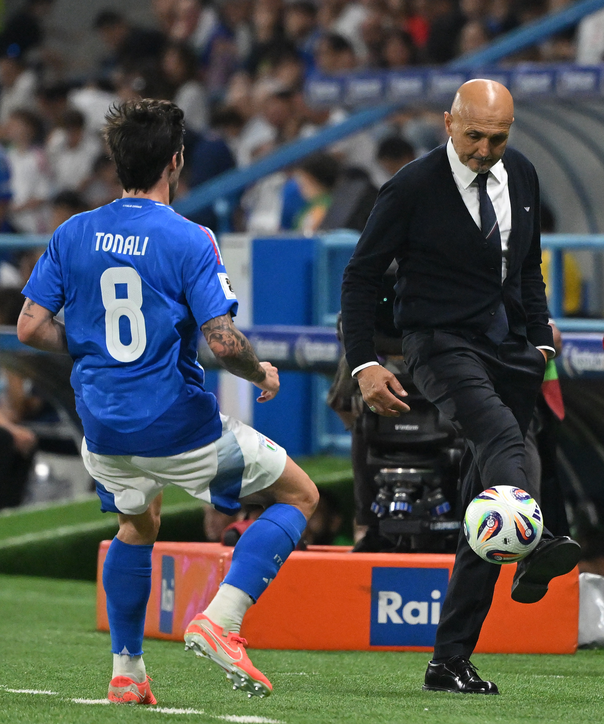 意大利首轮欧冠小组赛轻松获胜