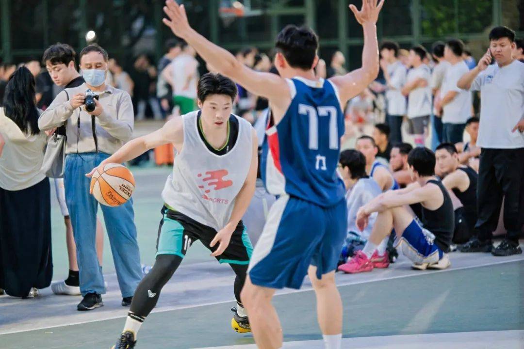 关于篮球联赛的激烈竞争让人心跳加速的信息