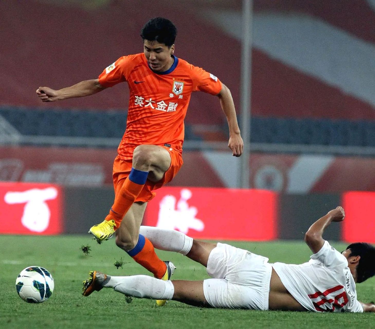 包含国安客场大胜鲁能，继续稳固领先位置的词条