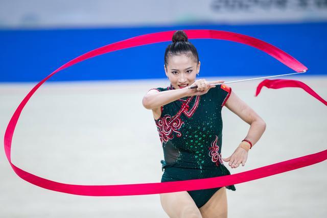 体操冠军用优美动作征服评委