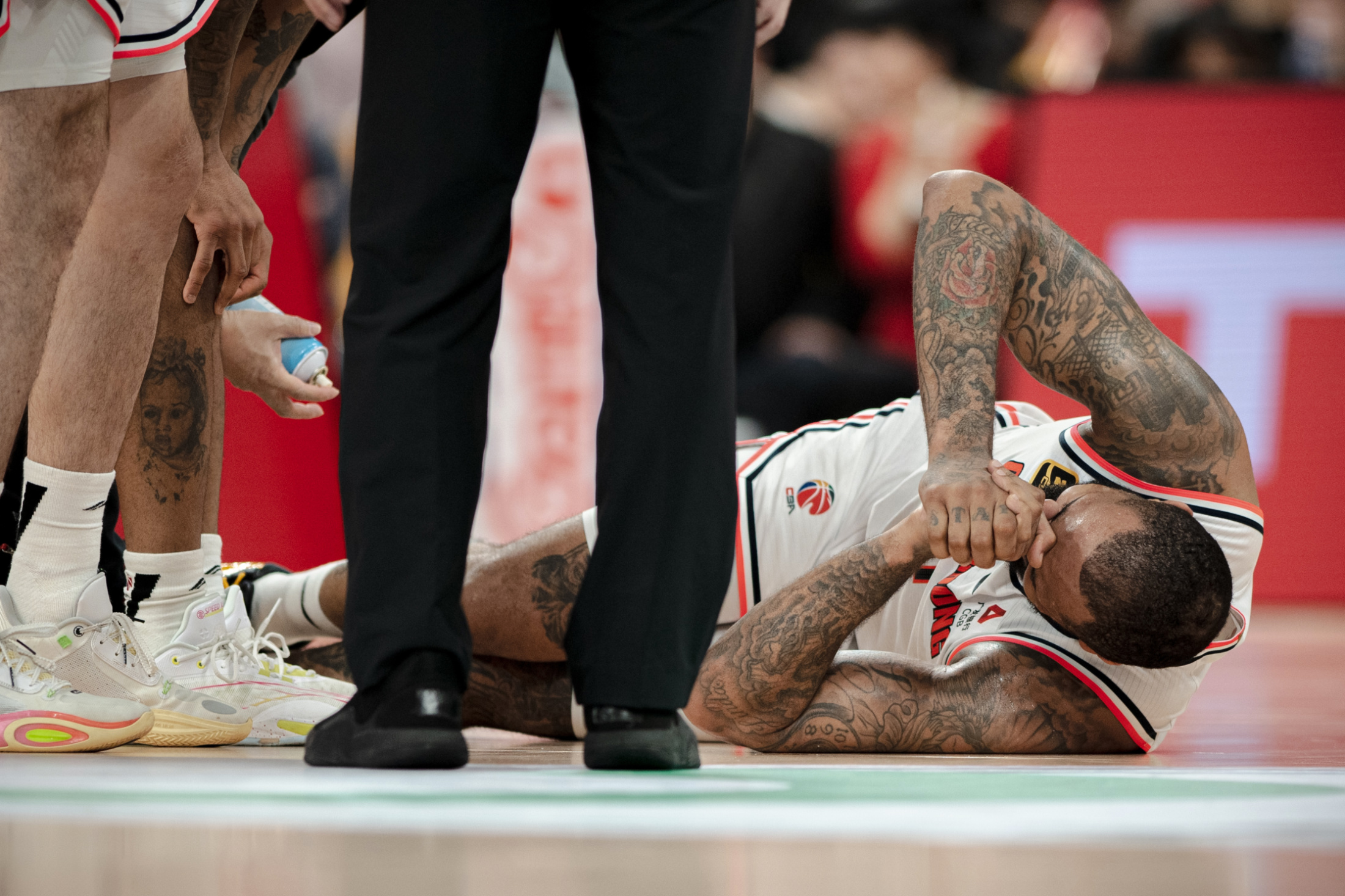 两队激烈对抗，场面十分惨烈