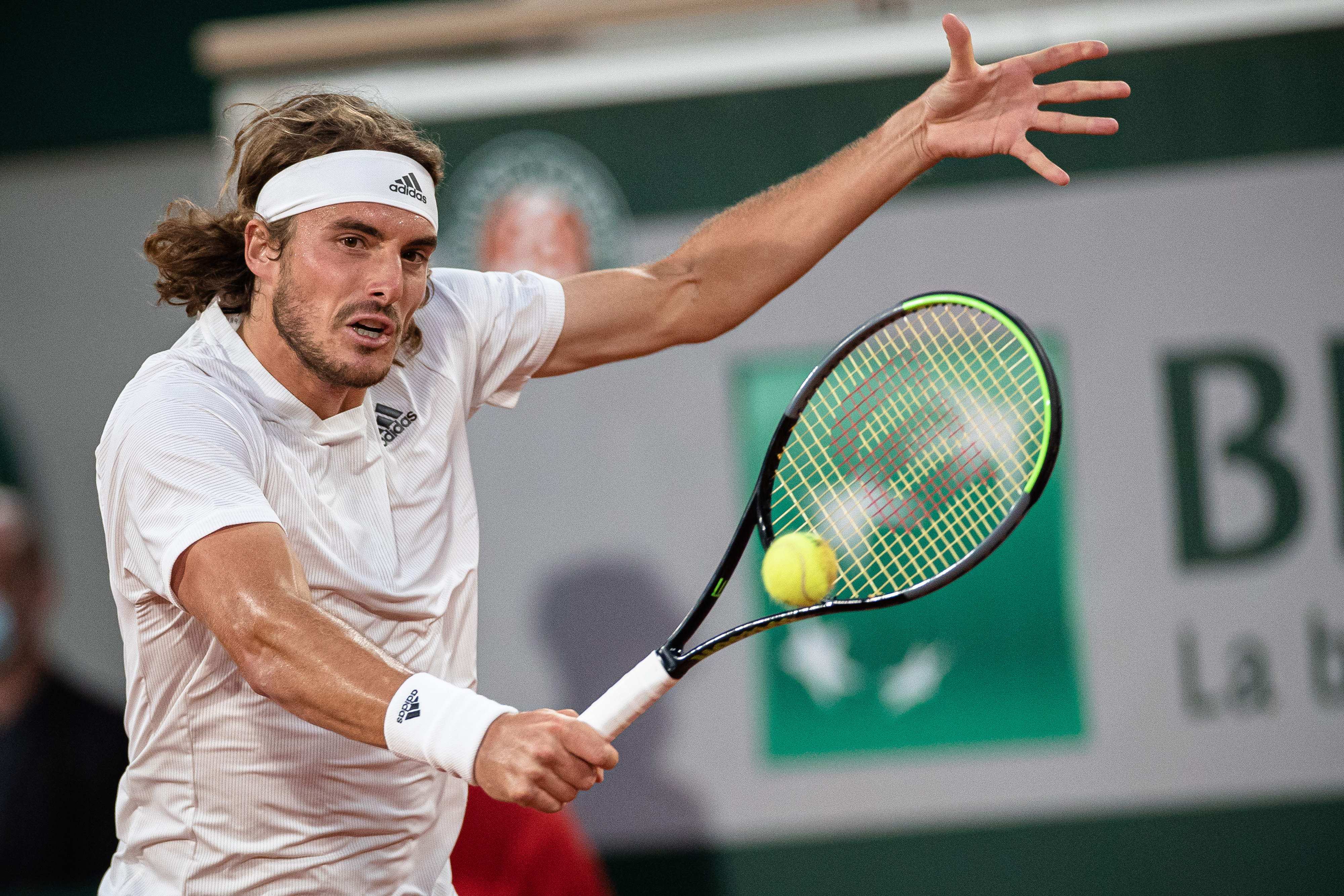 包含英国网球队险胜美国网球队，西西帕斯完成帽子戏法的词条