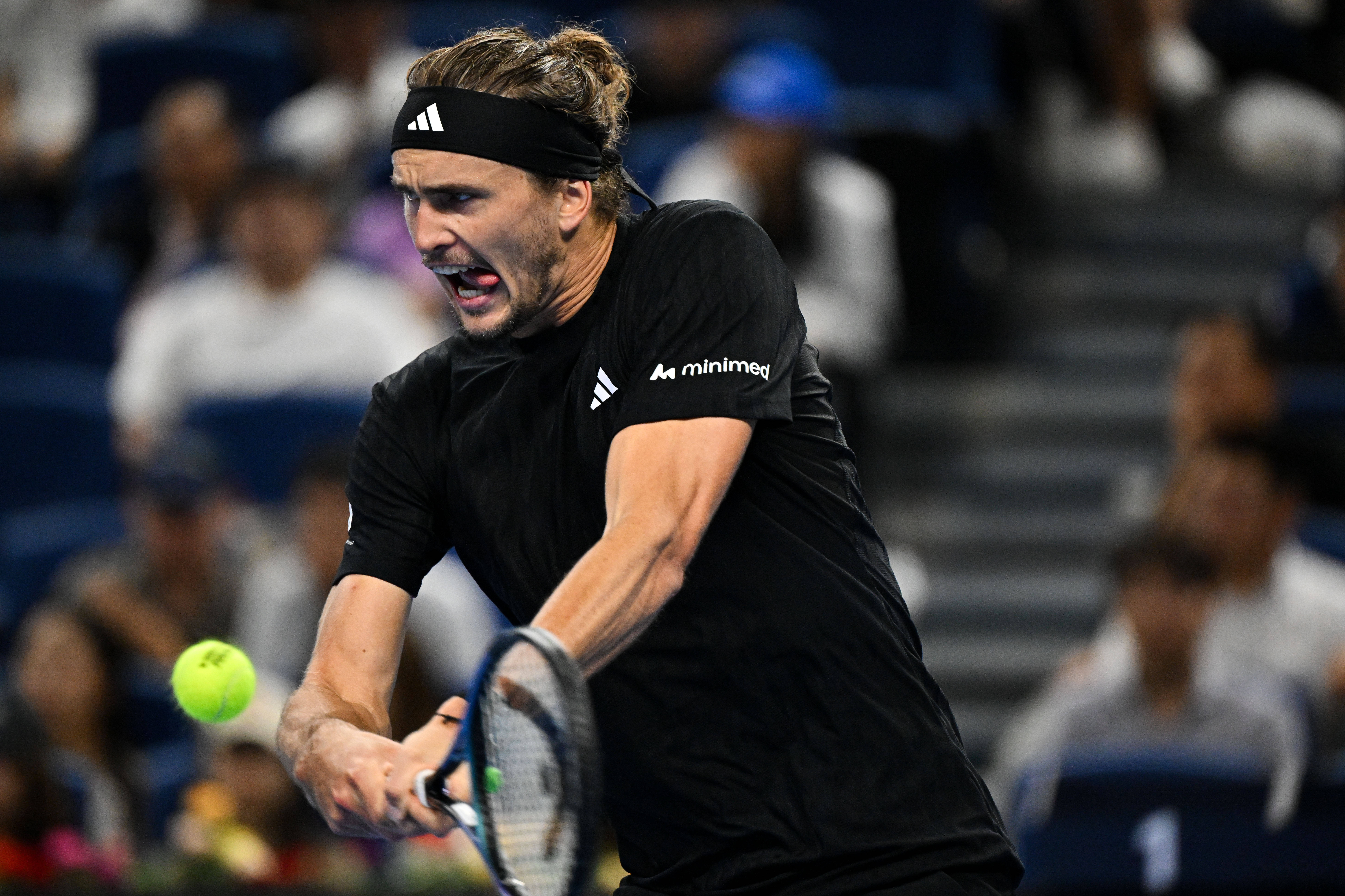 包含日本网球队鏖战世界网球队，兹维列夫制霸全场的词条